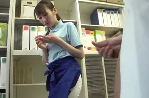 Em có muốn nếm thử sữa từ bầu vú của chị không