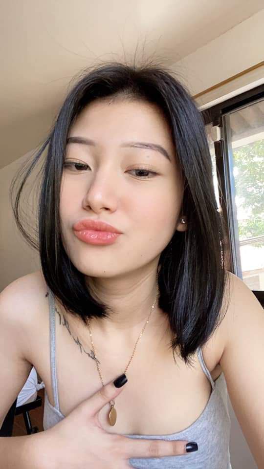 Một người đẹp ngực khủng hình chữ S quan hệ với một người đàn ông lực lưỡng trong khách sạn vào đêm khuya. Sau khi tán tỉnh và quan hệ bằng miệng trên ghế sofa, cô ấy đưa anh lên giường và quan hệ tình dục một cách thô bạo. Ngực cô ấy rung lên...