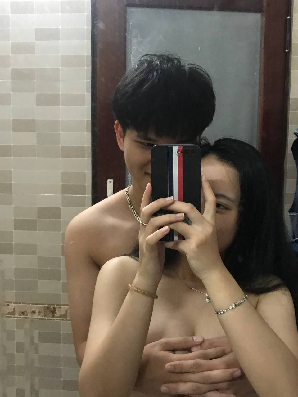 Ngôi sao mạng Shen Q vào vai một hồn ma nữ trong một bộ phim cổ trang kinh điển và quan hệ tình dục với một người nông dân 70 tuổi. Phải nói rằng cô ấy thực sự đã cống hiến hết mình. Phục hồi độ nét cao 2K